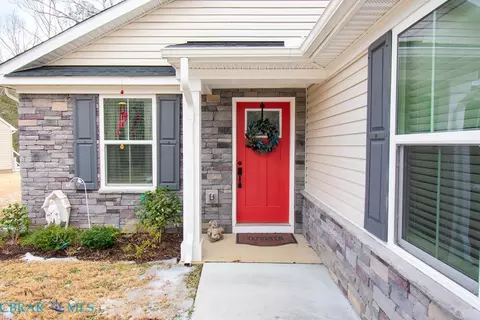 290 Pleasants Ln, Kilmarnock, VA 22482