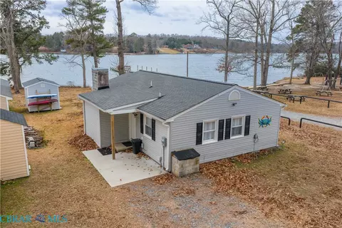 686 Shore Dr, Hartfield, VA 23071