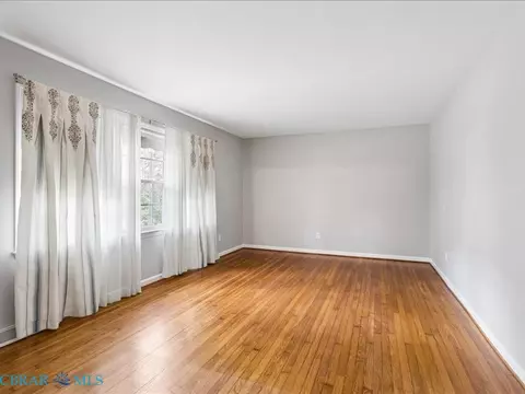 Living - 7276 Woody Rd, Gloucester, VA 23061 photo 2 of 4