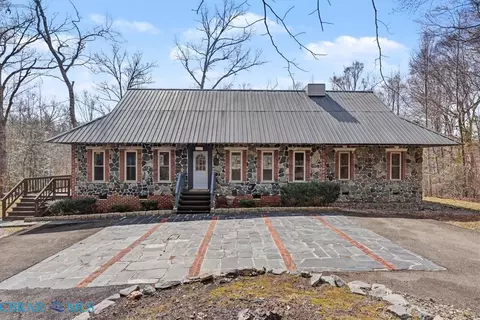 9050 Higgins Rd, Quinton, VA 23141