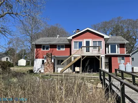 1033 Point Anne Dr, Hartfield, VA 23071