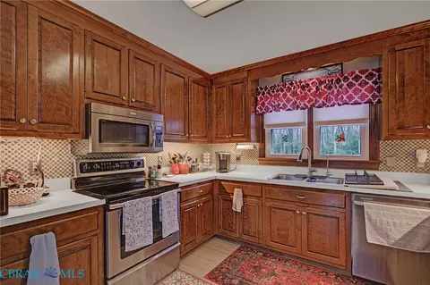 Kitchen - 54 Pine Cir, Irvington, VA 22480 photo 2 of 3