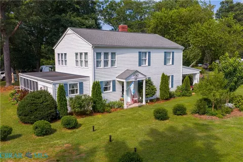 82 Sturgeon St, Deltaville, VA 23043