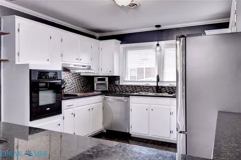 Kitchen - 3 Hillcrest Cir, Hampton, VA 23666 photo 2 of 5