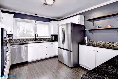 Kitchen - 3 Hillcrest Cir, Hampton, VA 23666 photo 3 of 5