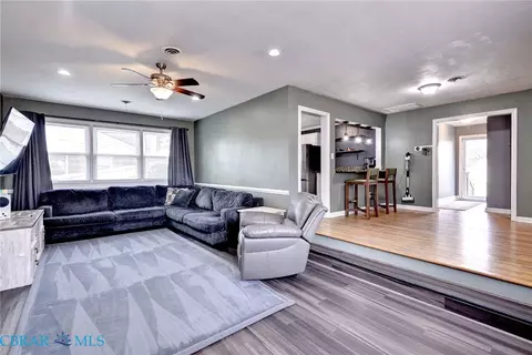 Living - 3 Hillcrest Cir, Hampton, VA 23666 photo 1 of 2