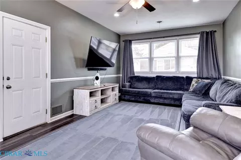 Living - 3 Hillcrest Cir, Hampton, VA 23666 photo 2 of 2