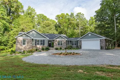 36 Kamps Ln, Kilmarnock, VA 22482