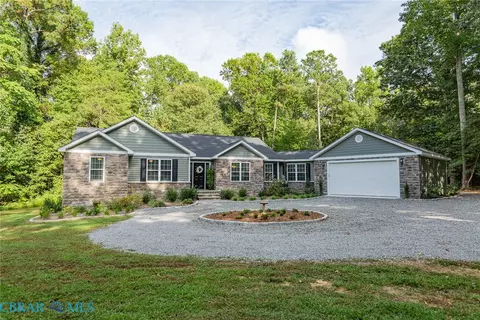 36 Kamps Ln, Kilmarnock, VA 22482
