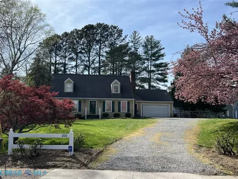 200 Cross St, Urbanna, VA 23175
