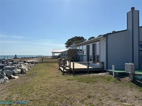 298 E Shore Dr, Mathews, VA 23109