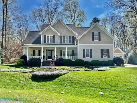 48 Turtle Point Ln, Hartfield, VA 23071
