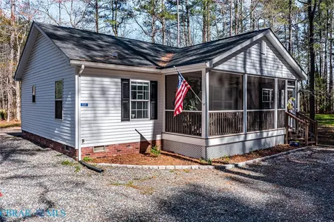 551 Presley Creek Dr, Heathsville, VA 22473