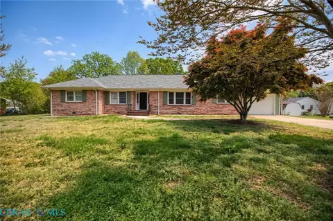 37 Chase St, Kilmarnock, VA 22482