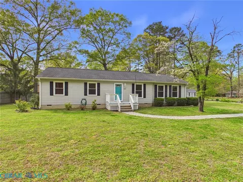 1014 Deerchase Rd, Saluda, VA 23149