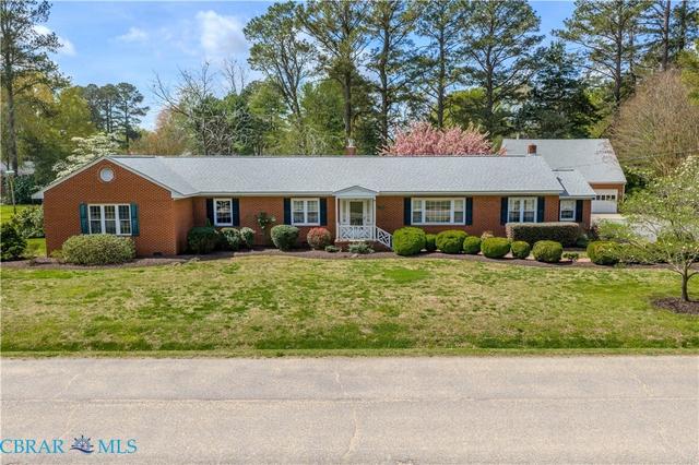 8112 Curle Dr, West Point, VA 23181