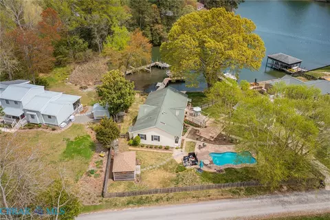 37 Hickory Ln, Reedville, VA 22539
