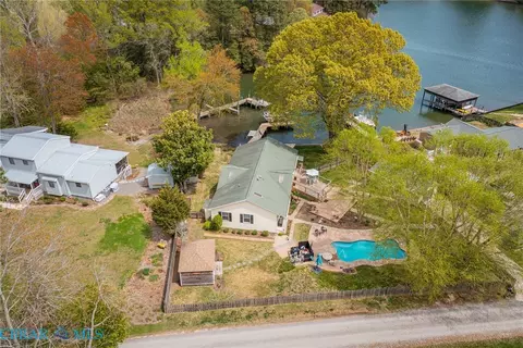 37 Hickory Ln, Reedville, VA 22539