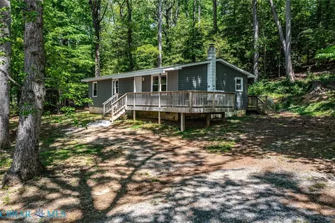 8993 River Rd, Lancaster, VA 22503