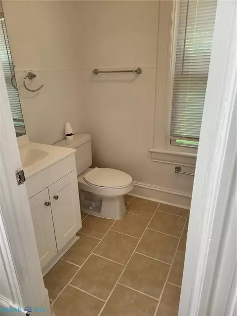 Bath - 108 E Howard St, Hampton, VA 23663 photo 2 of 3