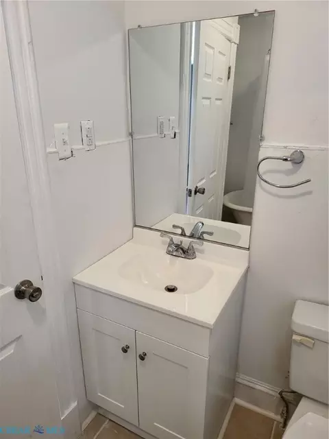 Bath - 108 E Howard St, Hampton, VA 23663 photo 3 of 3