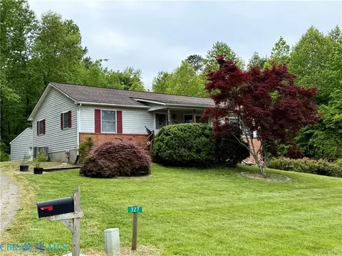 327 Gilbert St, Kilmarnock, VA 22482