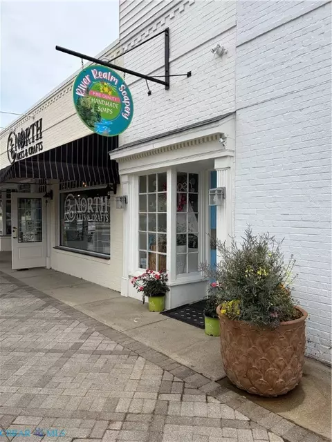 32 N Main St, Kilmarnock, VA 22482