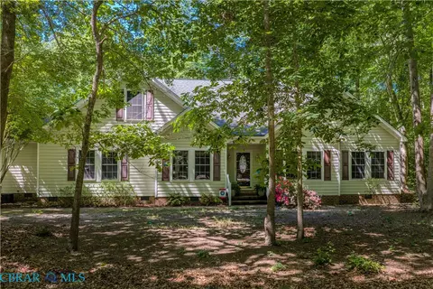 956 Wilton Coves Dr, Hartfield, VA 23071