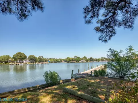 7877 Berkeley Dr, Gloucester Point, VA 23062