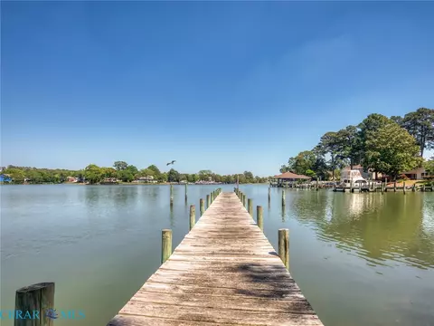 View/Area - 7877 Berkeley Dr, Gloucester Point, VA 23062 photo 7 of 8