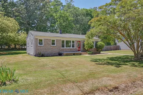 105 2nd St, Yorktown, VA 23692
