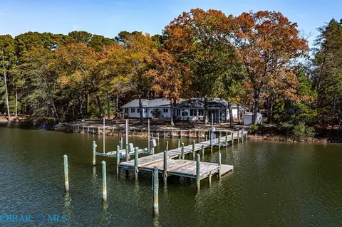 492 Pine Reach Dr, Kilmarnock, VA 22482
