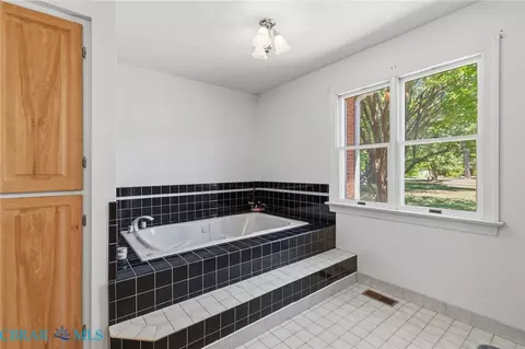 Bath - 5508 York Haven Ln, Gloucester, VA 23061 photo 4 of 9