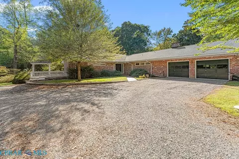 41 Raleigh Dr, Kilmarnock, VA 22482
