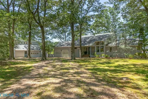 621 Harbor Dr, Reedville, VA 22539