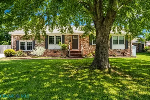 72 Arden Dr, Newport News, VA 23601