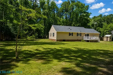 Exterior - 8253 Manor Dr, Gloucester, VA 23061 photo 5 of 8