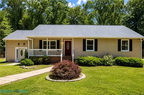 8253 Manor Dr, Gloucester, VA 23061