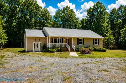 Exterior - 8253 Manor Dr, Gloucester, VA 23061 photo 3 of 8