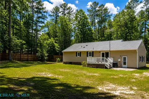 Exterior - 8253 Manor Dr, Gloucester, VA 23061 photo 4 of 8