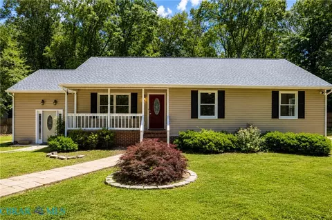 8253 Manor Dr, Gloucester, VA 23061
