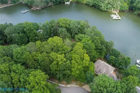 1015 Wilton Cove Dr, Hartfield, VA 23071