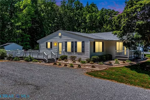 34 Oakland St, Kilmarnock, VA 22482
