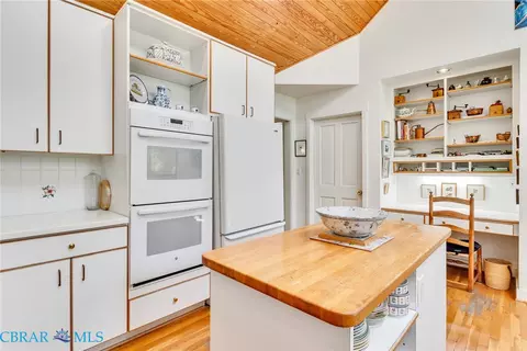 Kitchen - 141 Walden Dr, Weems, VA 22576 photo 3 of 5