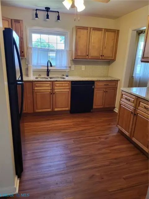 Kitchen - 407 Shoreline Dr, Hampton, VA 23669 photo 2 of 5