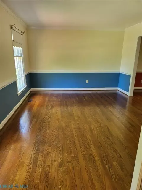 Living - 90 Hampton Roads Ave, Hampton, VA 23661 photo 1 of 8