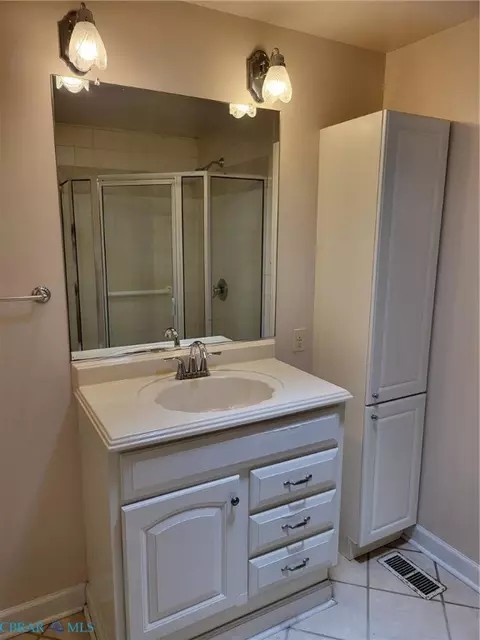 Bath - 90 Hampton Roads Ave, Hampton, VA 23661 photo 6 of 14