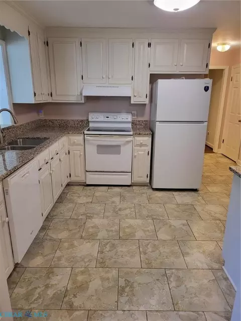 Kitchen - 90 Hampton Roads Ave, Hampton, VA 23661 photo 3 of 4