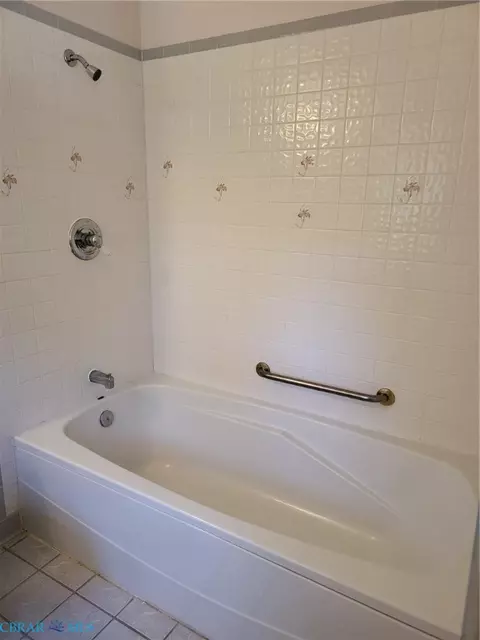 Bath - 90 Hampton Roads Ave, Hampton, VA 23661 photo 12 of 14