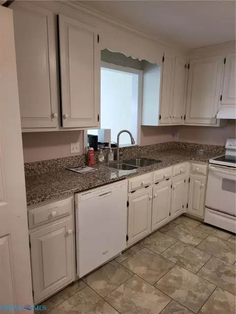 Kitchen - 90 Hampton Roads Ave, Hampton, VA 23661 photo 2 of 4
